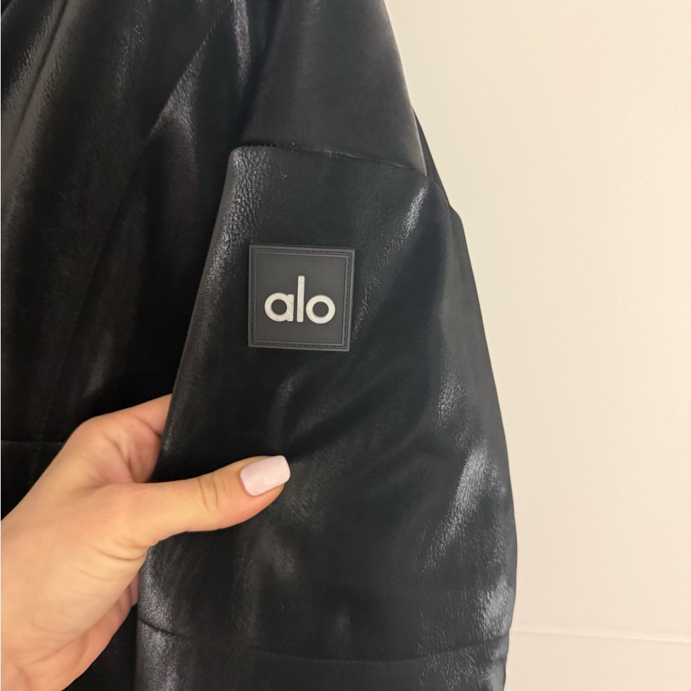 ALO Yoga Black Puffer Jacket - Picture 3 of 7
